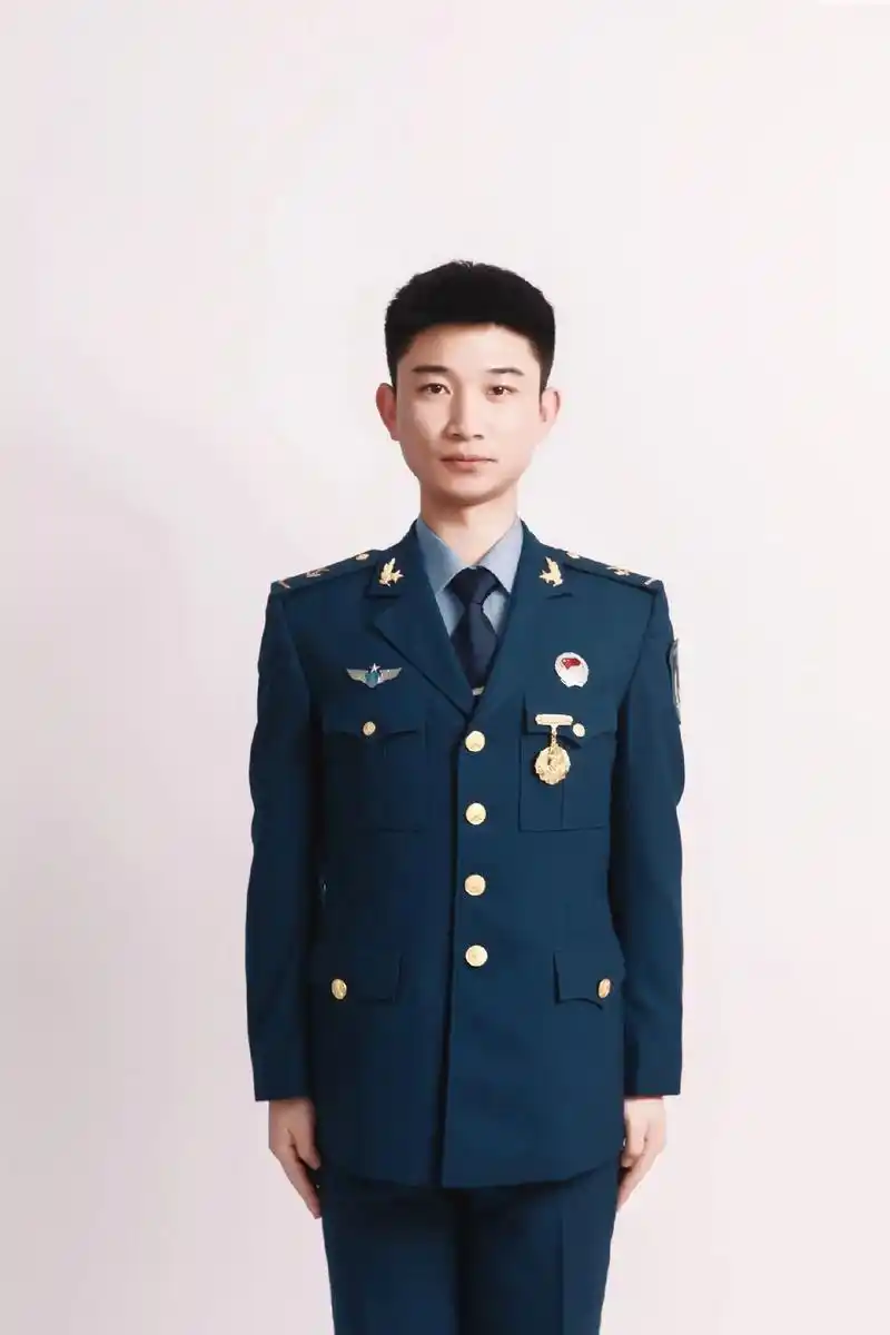 已退役 #有一种燃叫中国军人 #最美军装 #空军蓝#这谁顶 - 抖音