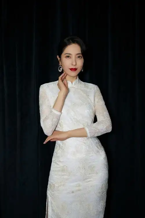 原创曾黎一袭白色旗袍温柔典雅,婀娜身姿吸睛,搭配圆扇充满复古韵味