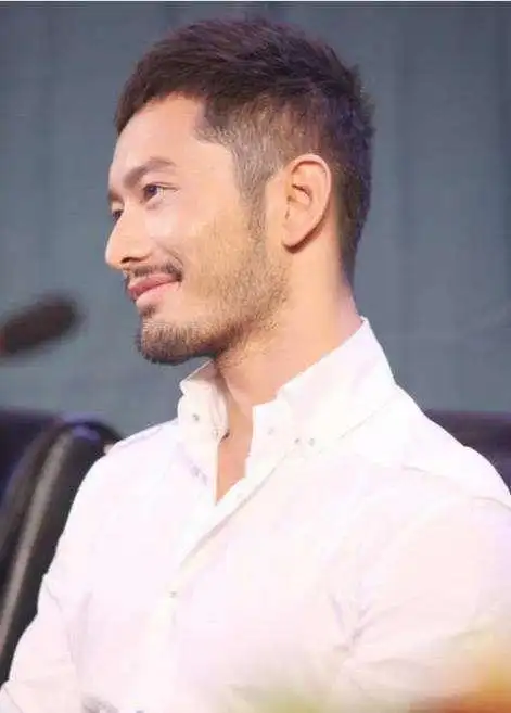 都说留胡须的男星更有魅力,看到鹿晗,大家笑了