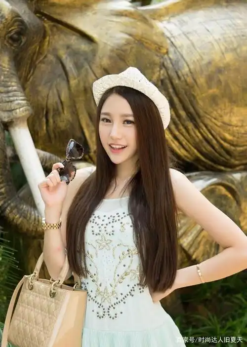 邓雪身材有多好?一身白色连衣裙穿出满屏仙女范,这双腿真是绝了