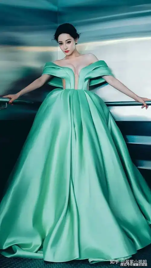 迪丽热巴写真大片:绿色抹胸裙,大胆惊艳,性感优雅