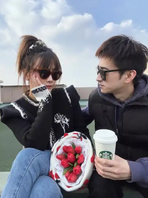 情人节情侣合照天台拍照