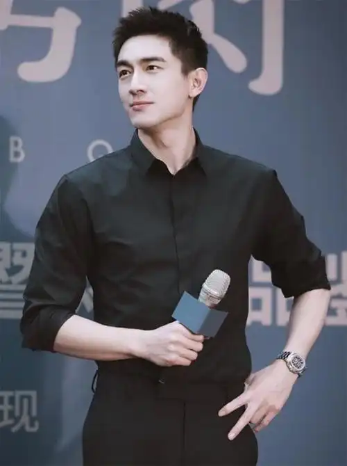 林更新终于"精致"了,黑衣配棕鞋,正经起来就是霸道总裁本裁啊