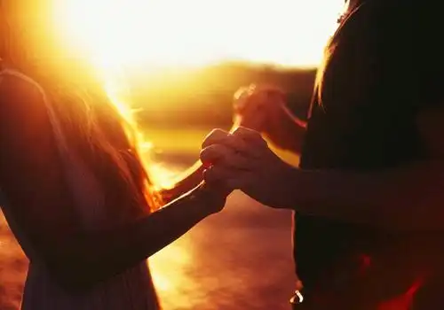 有一种感觉总在失眠时,才承认是"相思";你以为你没有的,可能在来的路