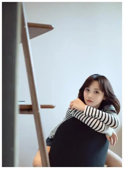 彭小苒晒游玩照,红色格子衬衫加黑色短裤,大秀好身材娇美动人!