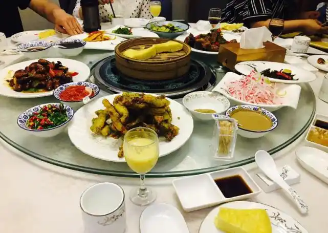 去饭店吃饭,内行人都会点性价比高的菜,老板不敢糊弄