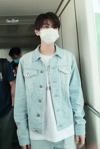 王俊凯现身武汉机场是交叉戴口罩的乖宝宝一枚