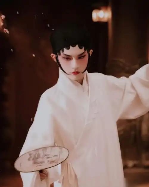 易烊千玺晒女装照红唇长发眼神迷离网友美的不像人间凡物