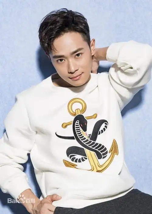 展开全部 看图吧,我个人还是偏爱长大后曹骏的形象多!