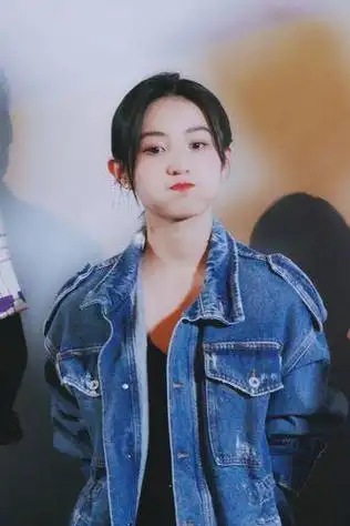 张子枫,2001年8月27日出生于河南省三门峡市,中国大陆女演员,歌手.