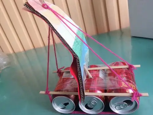 信丰县大桥镇幼儿园苗苗二班"小小废旧物 变身大改造"亲子手工制作