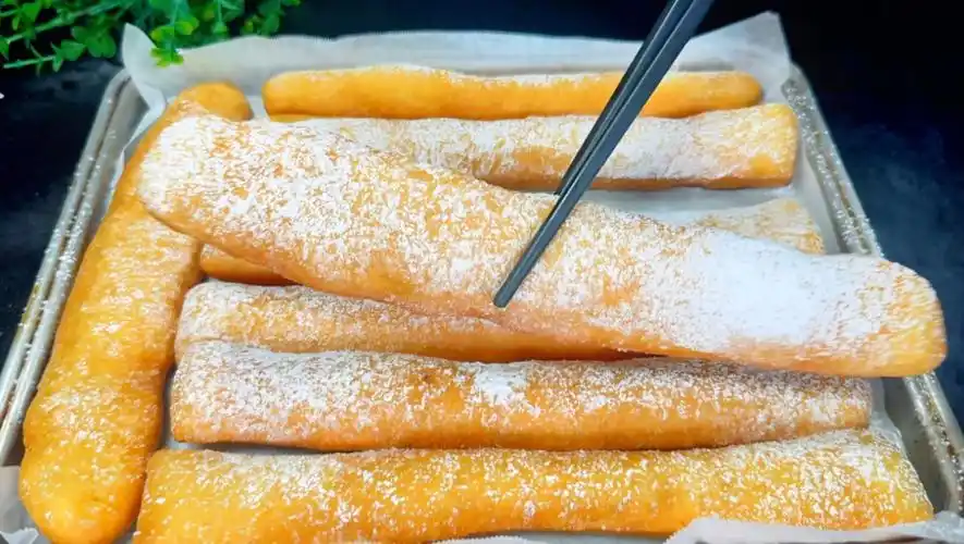 奶香小油条营养美味做法简单,自己在家做健康放心,孩子超喜欢吃