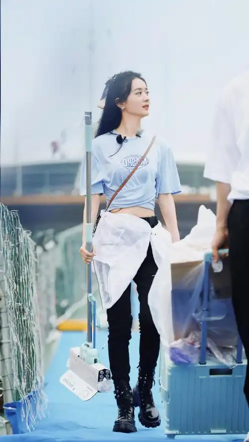 赵丽颖 马丁靴