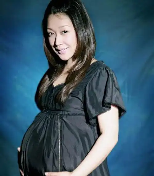 蔡少芬临盆在即百无禁忌 挺大肚监督装修新家