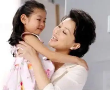 杨澜与富豪吴征携手步入了婚姻的殿堂1996年,儿子出生,杨澜停掉了