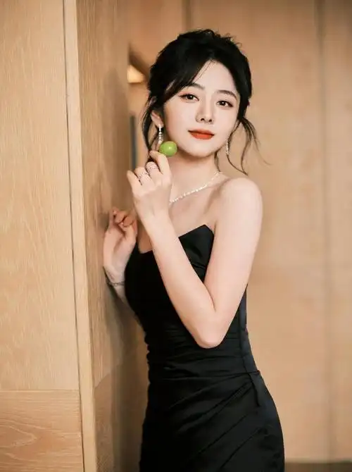 谭松韵的肩膀是直角的,肩部线条平直锁骨明显,这样穿搭成熟性感