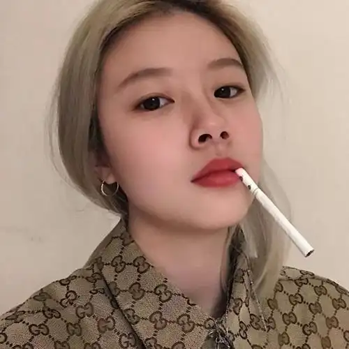 叼烟豪放浪女人