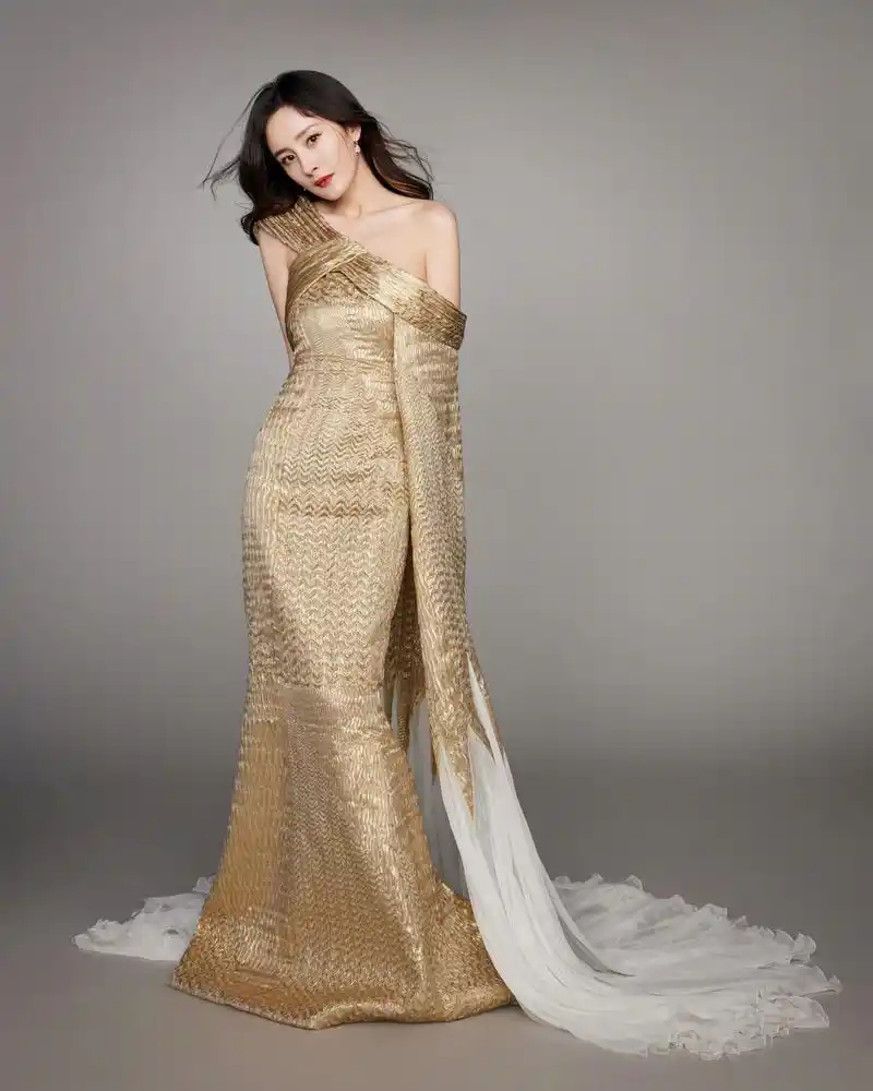 杨幂写真,一袭香槟金曳地披风裙,高贵优雅,明艳动人