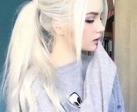 俄罗斯女孩天生一头白发,配上高颜值让网友直呼仙女