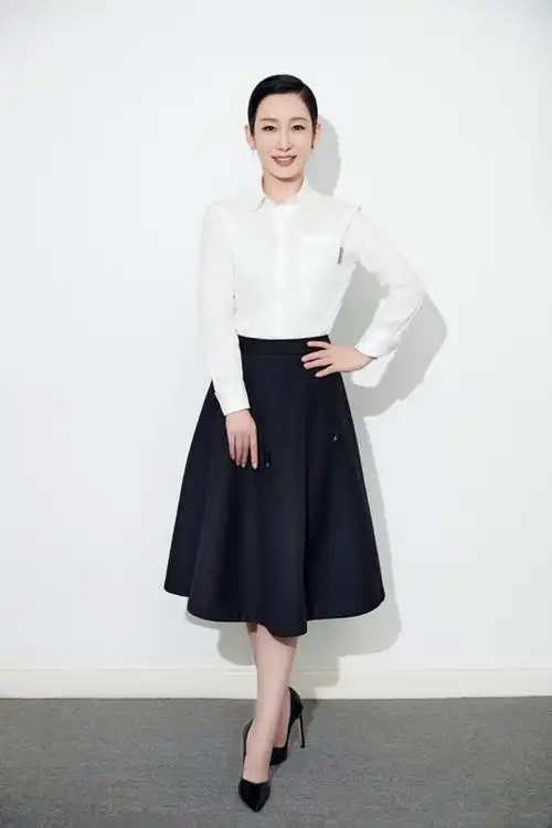 秦海璐现身穿深蓝色流苏款裙子42岁的年纪22岁的状态