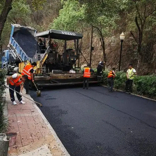 东莞万江道路施工队 球场沥青摊铺施工 改性沥青