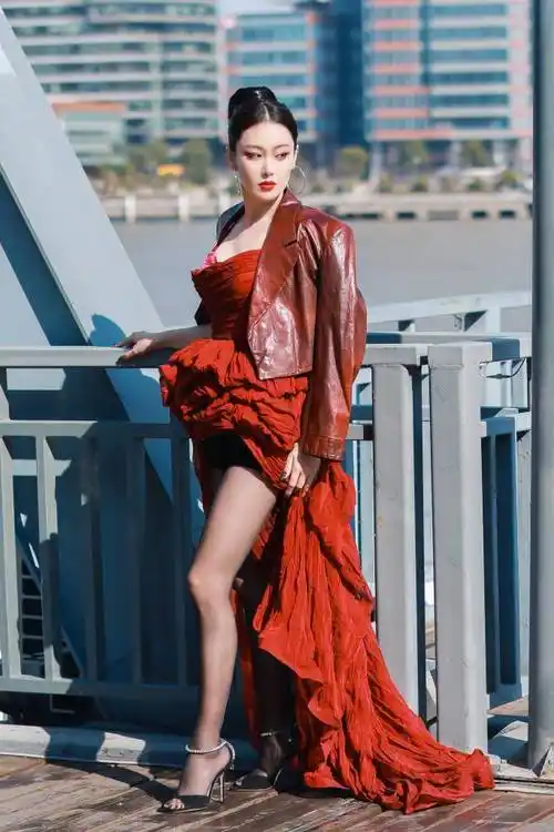 张馨予太适合红色了!随便往外滩一站就是时尚大片_礼服_马尾_皮衣