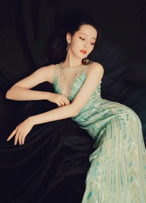 迪丽热巴薄荷绿长裙美不胜收