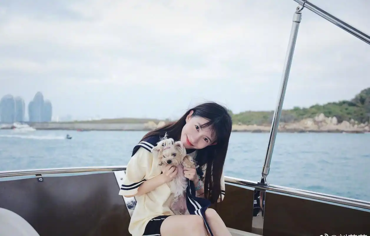 刘萌萌白色运动装海边优雅写真