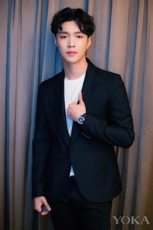 张艺兴黑西装杀高清大图上线!