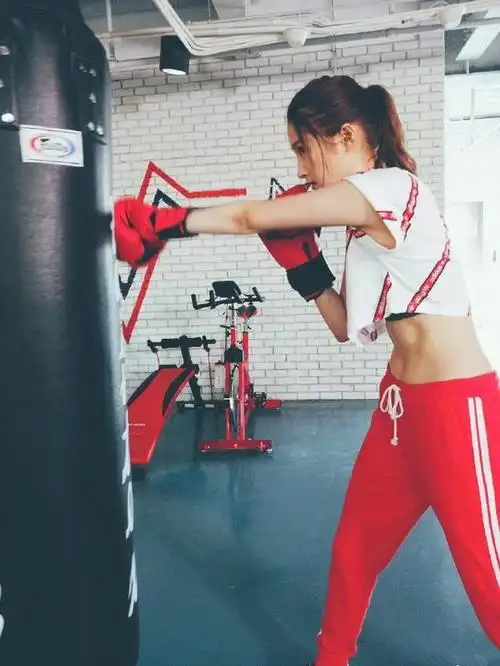 圆脸代表赵丽颖健身的时候也是英气十足.