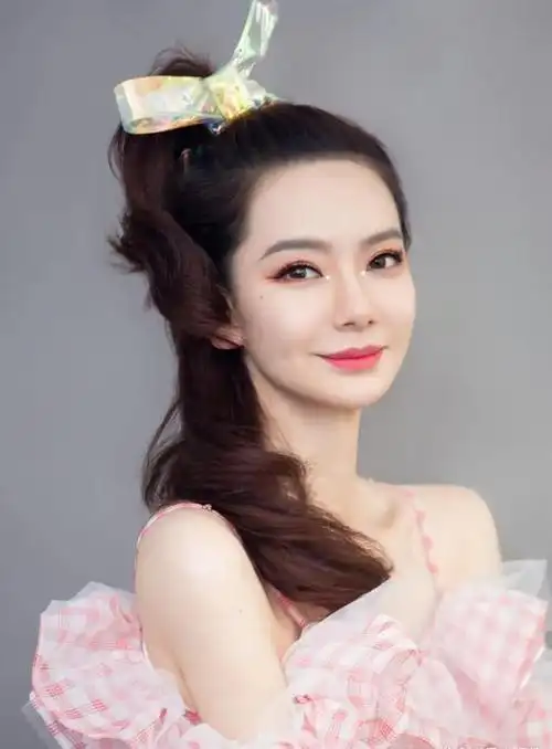 戚薇和彭昱畅都是名气响当当的明星,两人可谓齐名.