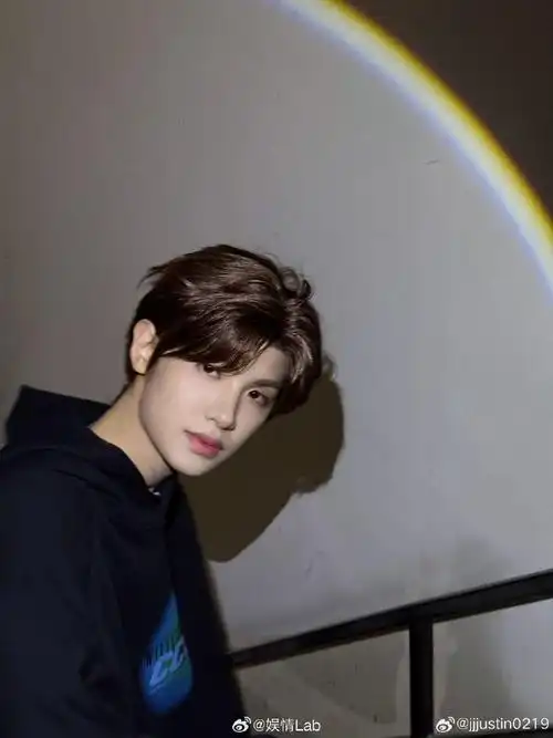 黄明昊黑色卫衣男大风#丨#黄明昊闪光时刻#  回国的@jjjustin0219真