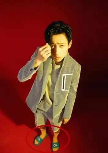 请点击此处输入图片描述但是北鼻们没发现,脱了鞋,魏晨的脚也不是很大