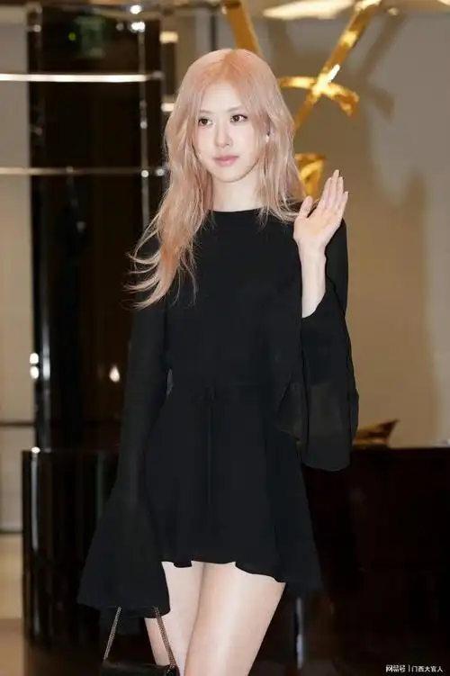 blackpink队花朴彩英参加ysl品牌活动一身黑色英姿飒爽