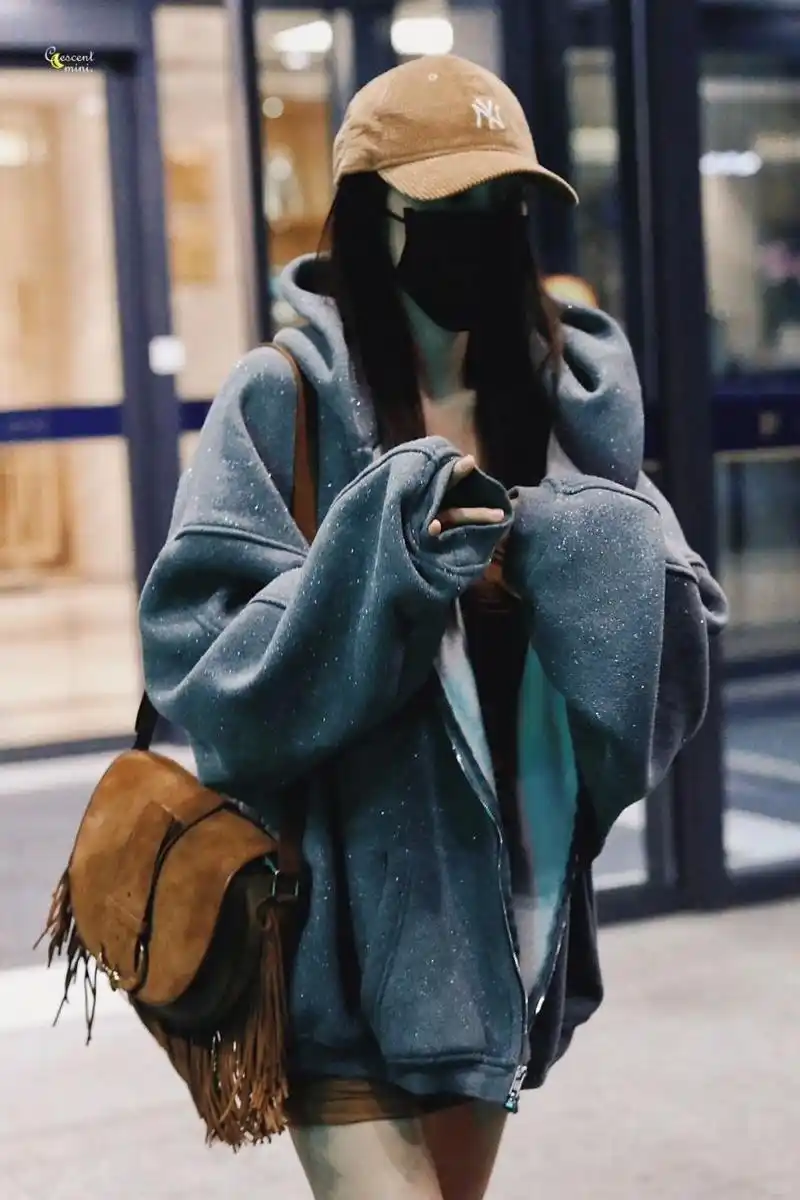 近日,娱乐圈时尚风向标杨幂以最新机场街拍造型再次吸引了众人目光.