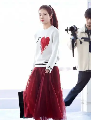 韩国女歌手裴秀智现身机场,穿红纱裙眉清目秀,扎马尾辫萌化人心