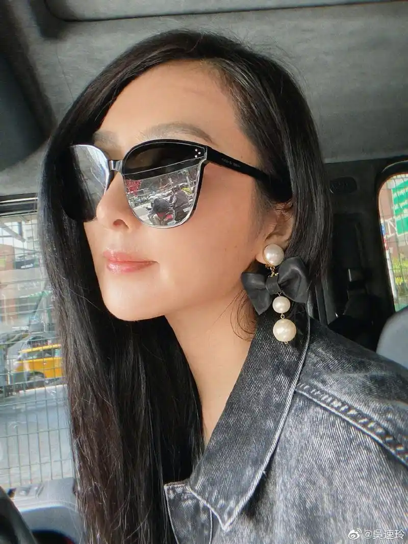 吴速玲穿牛仔外套秀蛮腰 身材高挑女人味十足