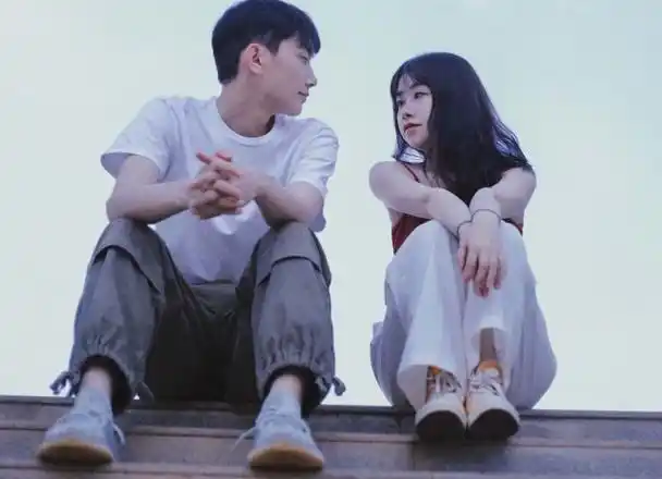 云南青年男女拍摄靓丽情侣照弥漫青春芳华