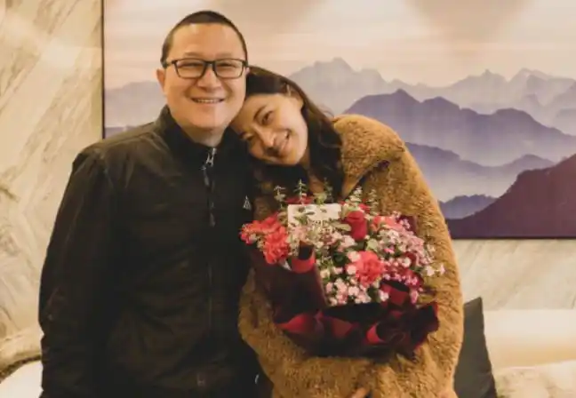 资料(鄢颇晒同学聚会照,曾因李小冉被砍重伤,与梅婷离婚后再娶李呈媛