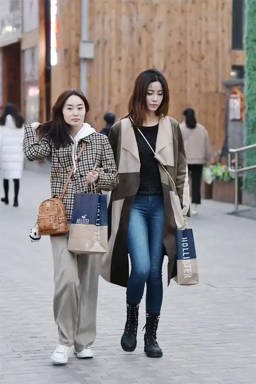 修身牛仔裤搭配短靴,时尚美女教你这个秋冬怎么穿搭|短靴|牛仔裤|时尚