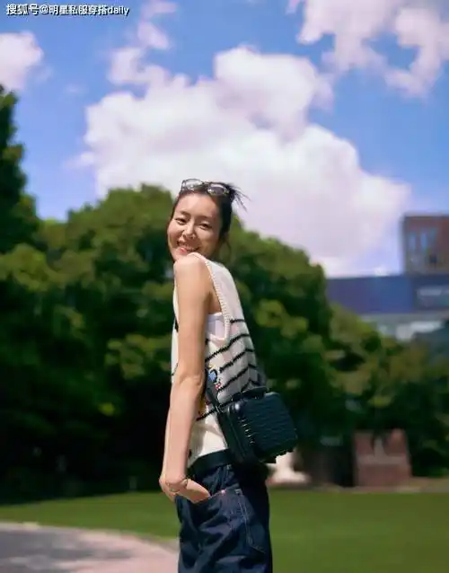 从刘雯的2套针织穿搭可以看出,秋季还是应该多准备极简针织衫!