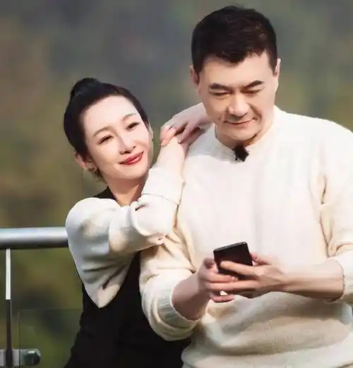 王新军再婚后,和妻子秦海璐风光无限,而前妻唐静呢?_朋友_孩子_生活