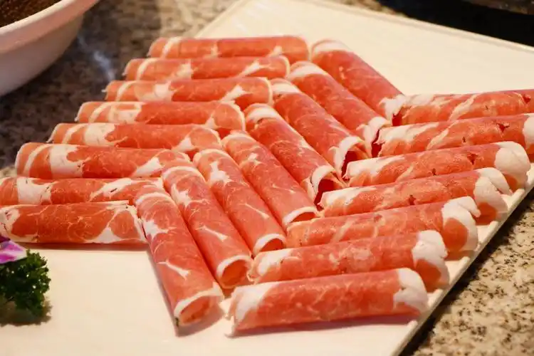 肥牛肉被师傅切的均匀有形,铺满整整一大盘,超级有分量!