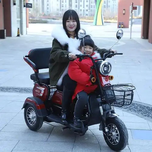 新款炫酷电动三轮车老年休闲代步车三人座宝宝座椅接送孩子电瓶车