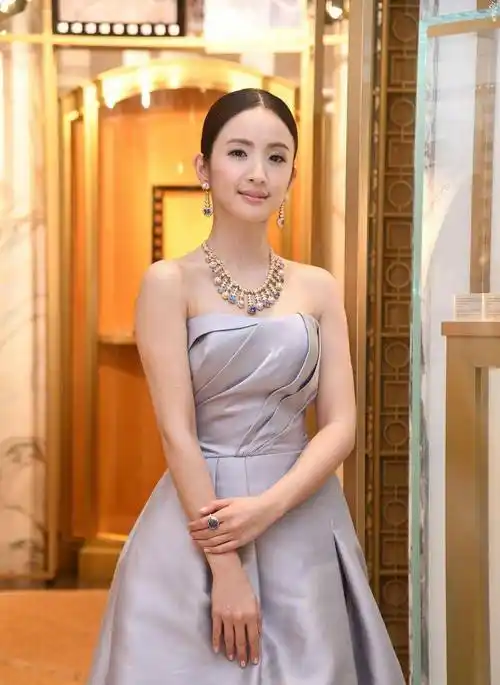 可以用大牌的礼服,也可以通过首饰来提升气场,林依晨选择的这款抹身材