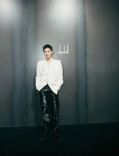 杨洋亮相巴黎时装周,白衣少年,气质翩翩