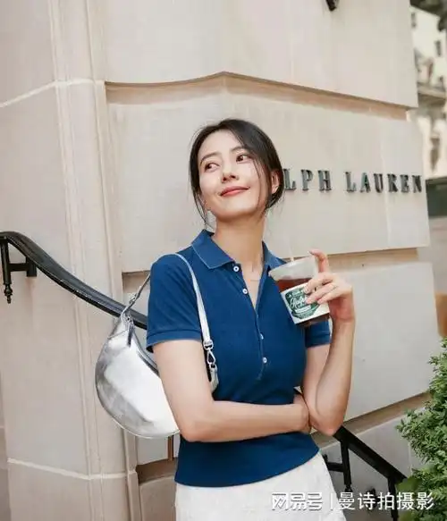 高圆圆穿衣真是越来越高级了! 穿polo领t恤搭蕾丝白裙, 美的随性
