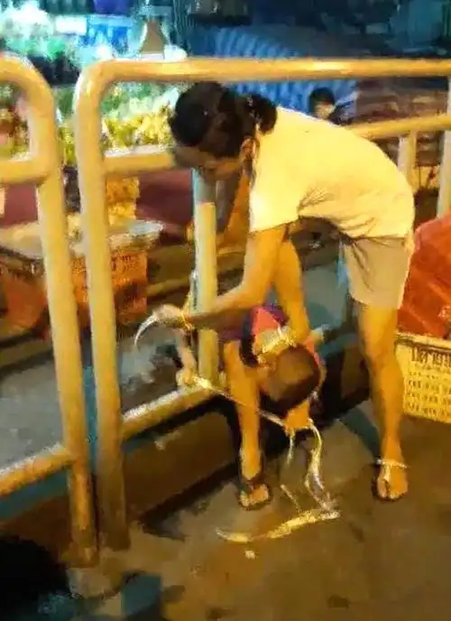 女子脚踩孩子头部 将其绑栏杆上