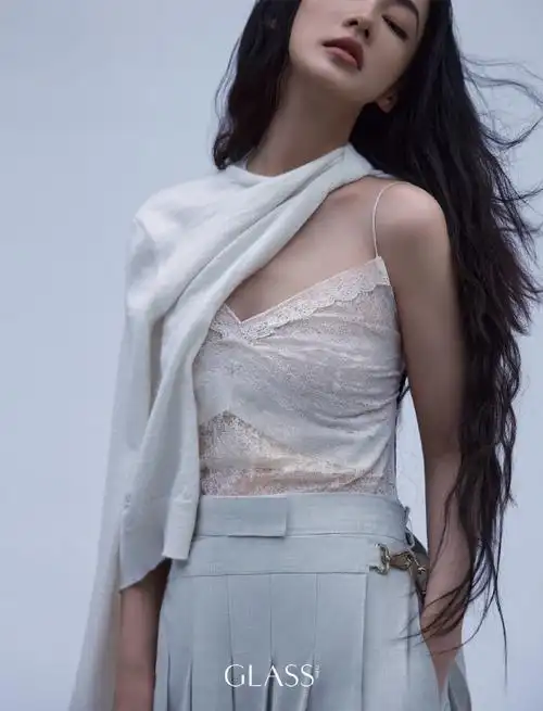 迎来了演员李沁的首登亮相 ,刚结束完 fendi 秋冬高定大秀的行程由眄