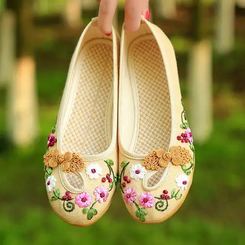 夏季妈妈民族风绣花老北京布鞋女平跟中老年圆头浅口休闲黑色套脚